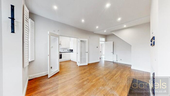 3 Bedroom Maisonette To Rent In Melrose Avenue, Willesden Green, NW2