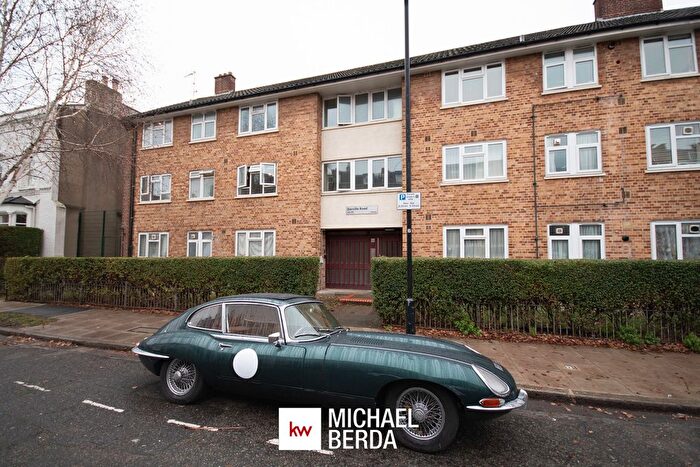3 Bedroom Flat For Sale In Darville Road, London, N16