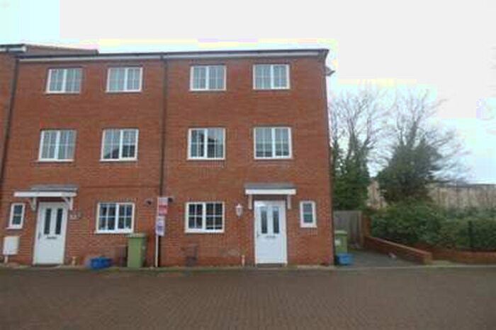 4 Bedroom Town House To Rent In Downing Close, Bletchley, MK3