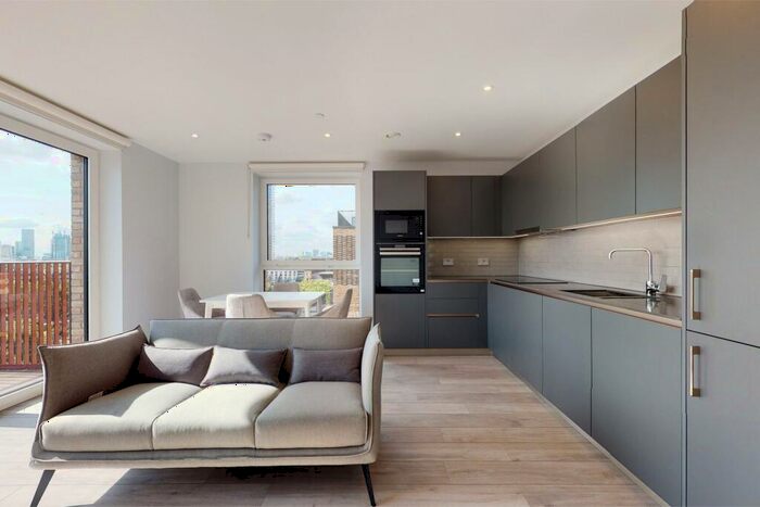 3 Bedroom Flat To Rent In Park Central East, London, SE1