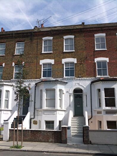 2 Bedroom Flat To Rent In St. Thomas's Road, Islington, London, Greater London, N4