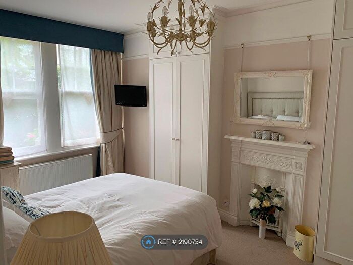 2 Bedroom Flat To Rent In Ashleigh Road, London, SW14
