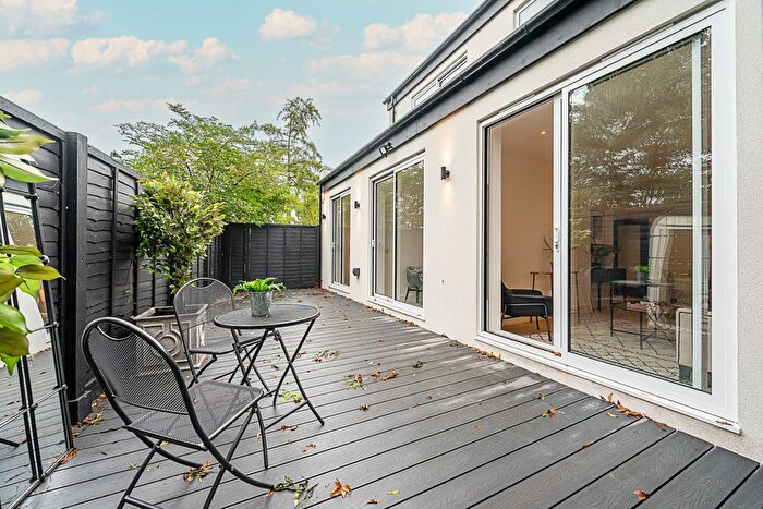 2 Bedroom Flat For Sale In Kingsbridge Avenue, London, W3