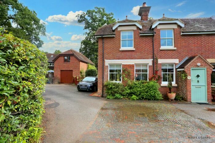 2 Bedroom Semi-Detached House For Sale In Botley Road, Curdridge, SO32