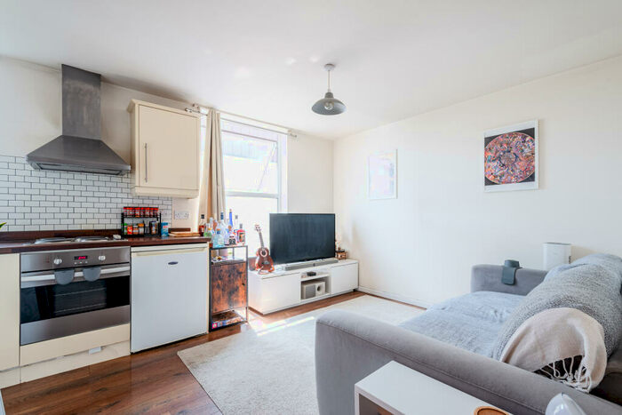 1 Bedroom Apartment To Rent In Mowlem Street, Bethnal Green, E2