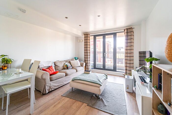 2 Bedroom Flat For Sale In Cottage Road, Islington, London, N7