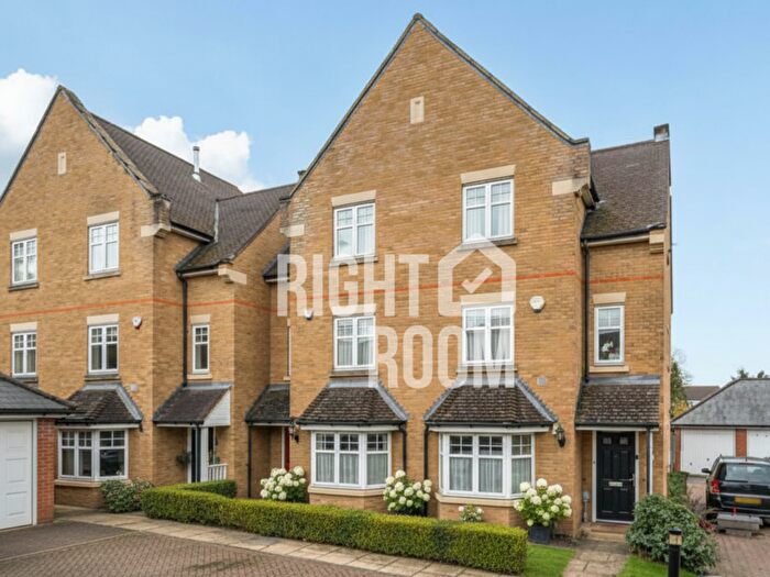 3 Bedroom Detached House To Rent In Three Bedroom House, Hempstead Road, WD17