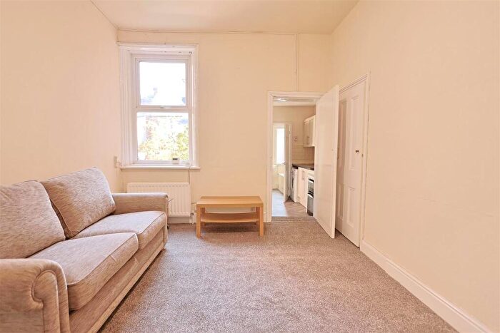 2 Bedroom Flat To Rent In Helmsley Road, Sandyford, Newcastle Upon Tyne, NE2