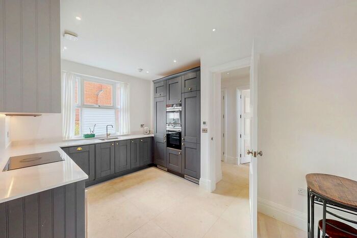 5 Bedroom Property To Rent In Lushington Drive, Barnet, EN4