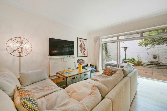 2 Bedroom Flat To Rent In Redcliffe Square, London, SW10