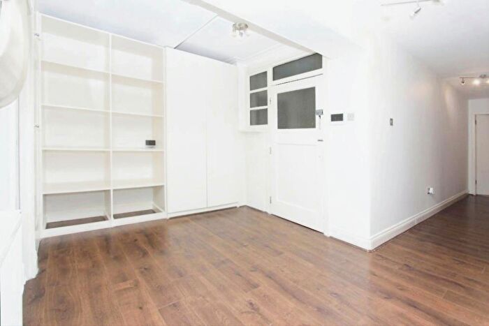 3 Bedroom Flat To Rent In Mulberry Close, Hendon, London, NW4