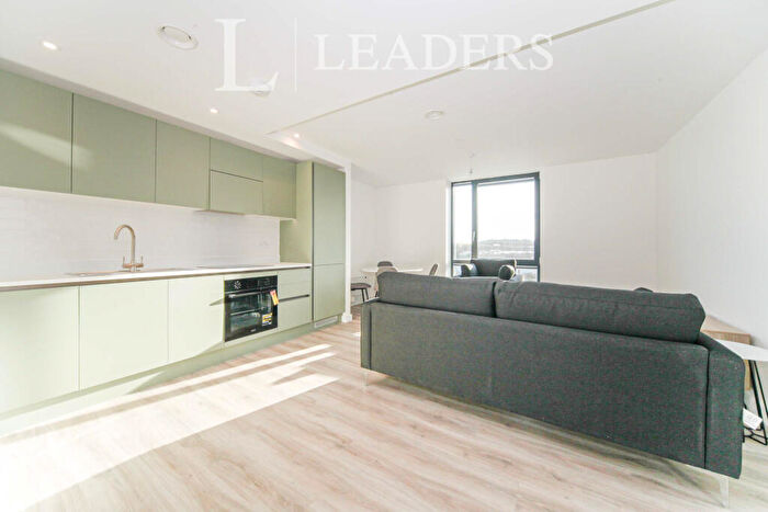 2 Bedroom Apartment To Rent In Chevette Court - Bedroom - Furnished - - Modern Apartment Next To Saxon Square, LU2