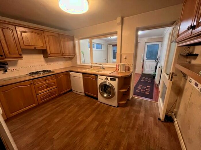 4 Bedroom Detached House For Sale In Brunel Avenue, Leicester