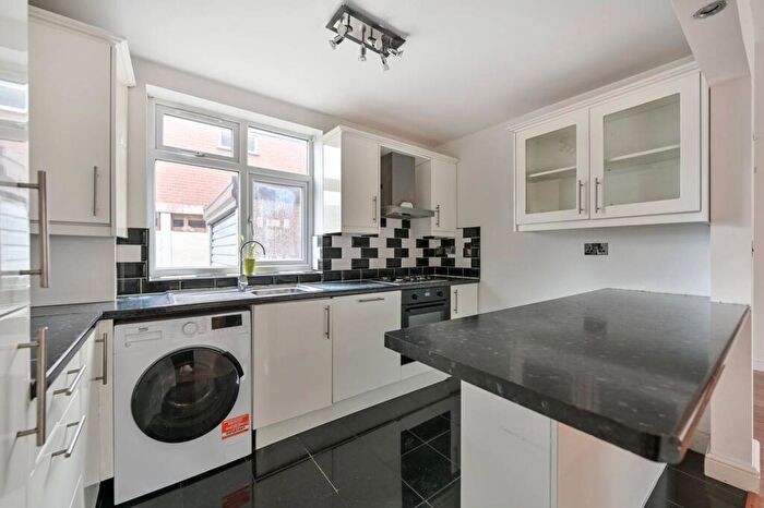 2 Bedroom Maisonette To Rent In Upper Farm Road, West Molesey, KT8