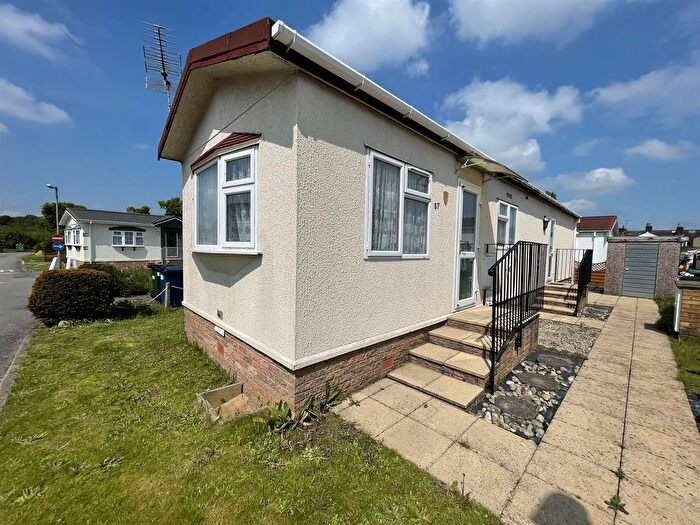 2 Bedroom Mobile/park Home For Sale In Barnet Lane, Borehamwood, WD6
