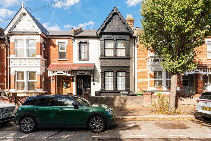 2 Bedroom Apartment For Sale In Vincent Road, Highams Park, E4