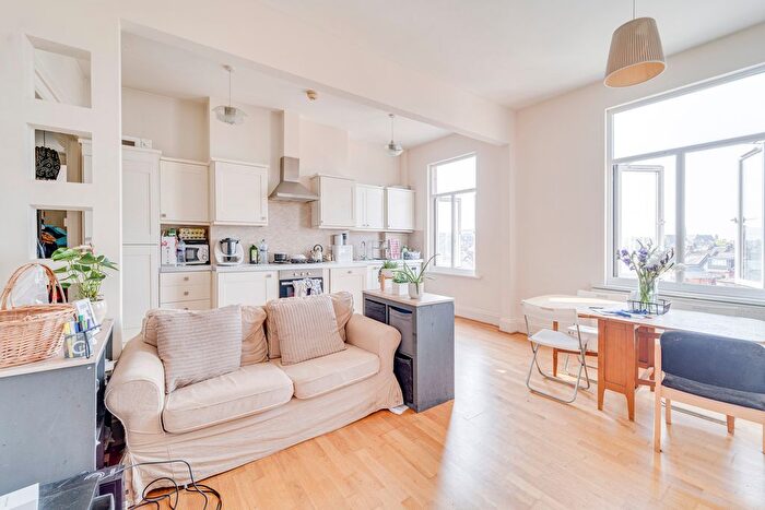 3 Bedroom Flat To Rent In St. Pauls Avenue, Willesden Green, London, NW2