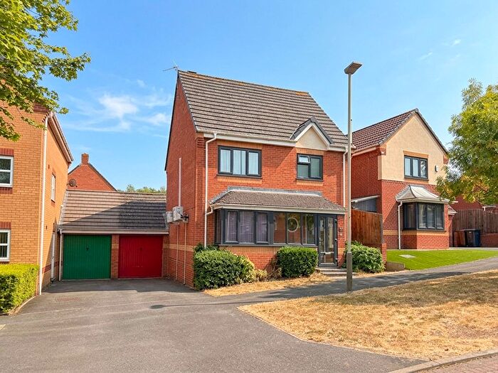 3 Bedroom Link Detached House For Sale In Edgefield Close, Hamilton, LE5
