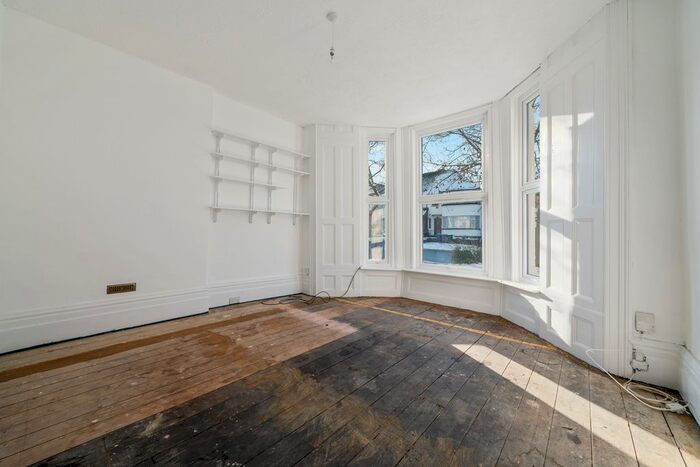 3 Bedroom Flat To Rent In Alexandra Grove, London, N12