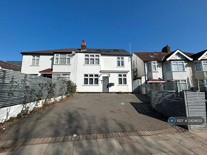 3 Bedroom Flat To Rent In Bell Lane, London, NW4