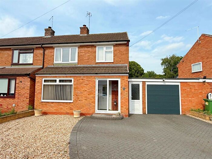 3 Bedroom Semi-Detached House For Sale In Throckmorton Road, Alcester, B49