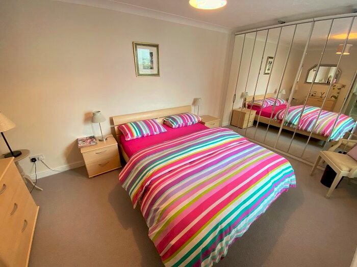 2 Bedroom Flat To Rent In Caswell Bay Court, Caswell, SA3