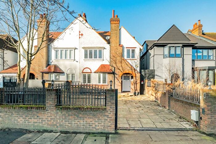 6 Bedroom Property To Rent In The Avenue, Brondesbury Park, NW6