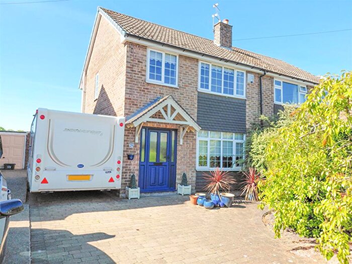 3 Bedroom Semi Detached House For Sale In Hartland Crescent, Edenthorpe, Doncaster, DN3