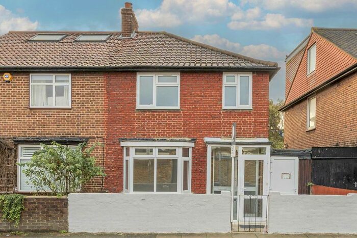 4 Bedroom Property To Rent In Broadwater Road, London, SW17