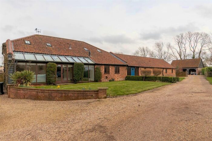 5 Bedroom Barn Conversion To Rent In Hall Road, Welborne, Dereham, NR20