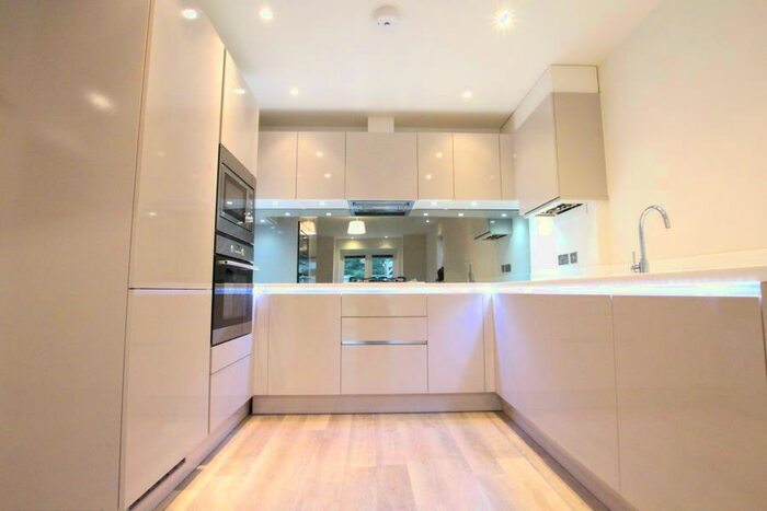 2 Bedroom Flat To Rent In Woodham, KT15