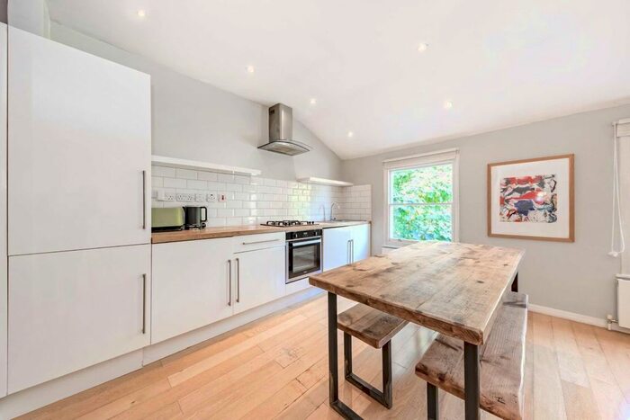 2 Bedroom Flat To Rent In Brixton Road, London, SW9