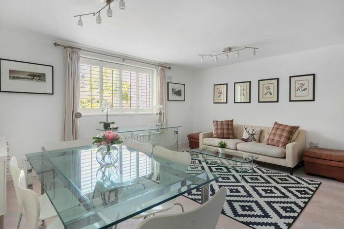 2 Bedroom Flat To Rent In Sherborne Court, London, SW5