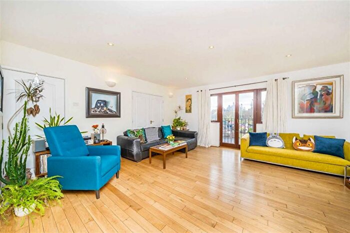 2 Bedroom Flat For Sale In Sceptre Road, Bethnal Green, E2