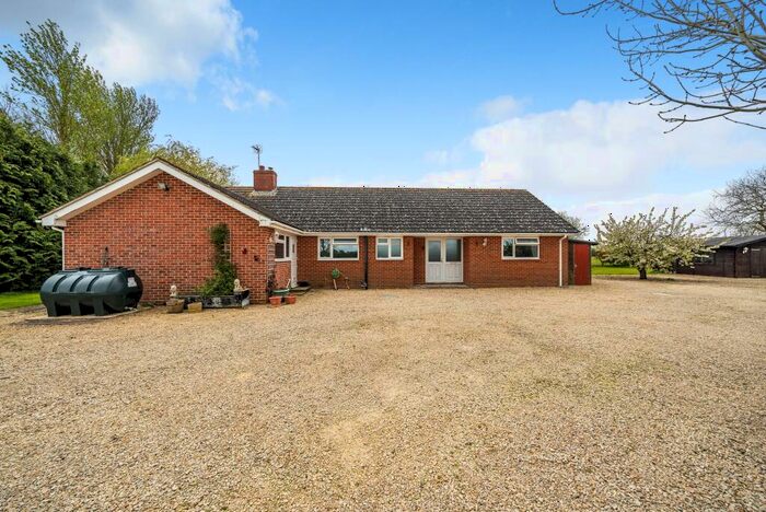 3 Bedroom Bungalow To Rent In Northfield Farm, East Challow, SN7