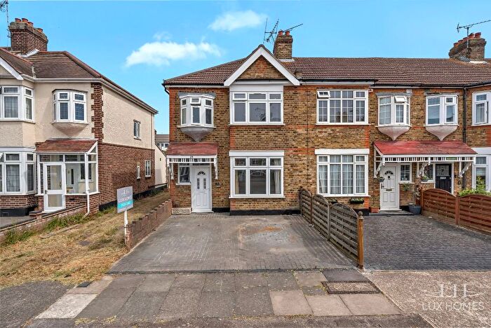 3 Bedroom End Terrace House For Sale In Glenwood Drive, Romford, RM2