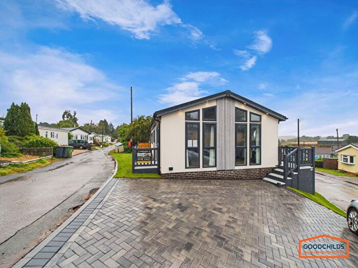 2 Bedroom Mobile/park Home For Sale In Lichfield Road, Brownhills, WS8