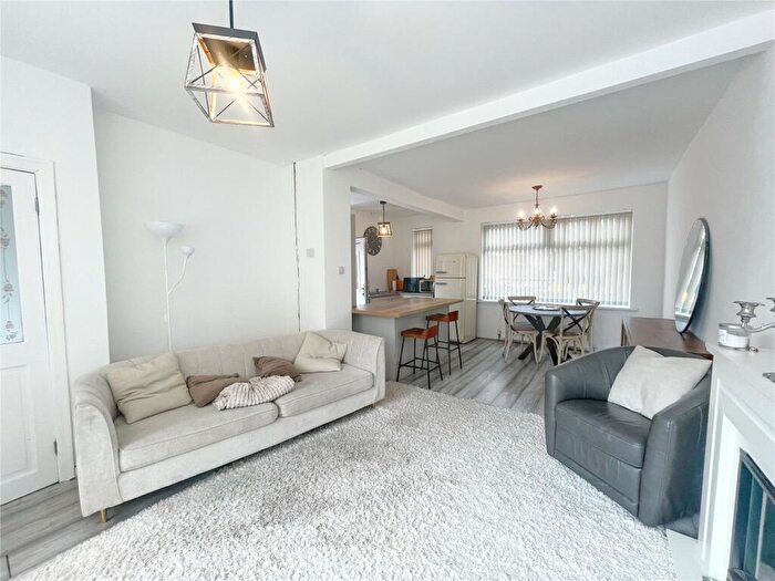 3 Bedroom Semi-Detached House For Sale In Barrowfields, Middleton, Manchester, M24