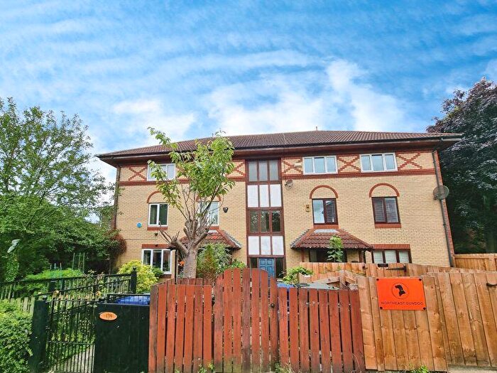2 Bedroom Flat For Sale In Hallow Drive, Throckley, NE15