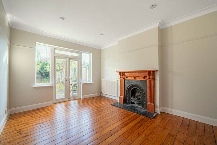 3 Bedroom Detached House To Rent In Wentworth Avenue, Finchley Central, London, N3