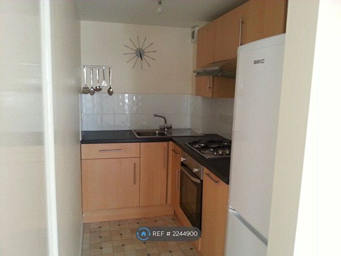 2 Bedroom Flat To Rent In George Street, Pontypool, NP4