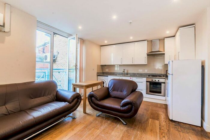 2 Bedroom Flat To Rent In High Street, Crouch End, London, N8