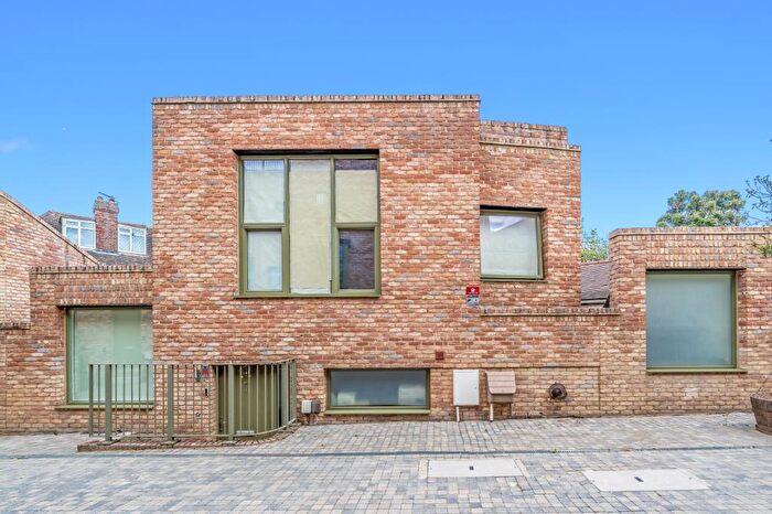 2 Bedroom Flat For Sale In Edgewood Mews, Finchley, N3