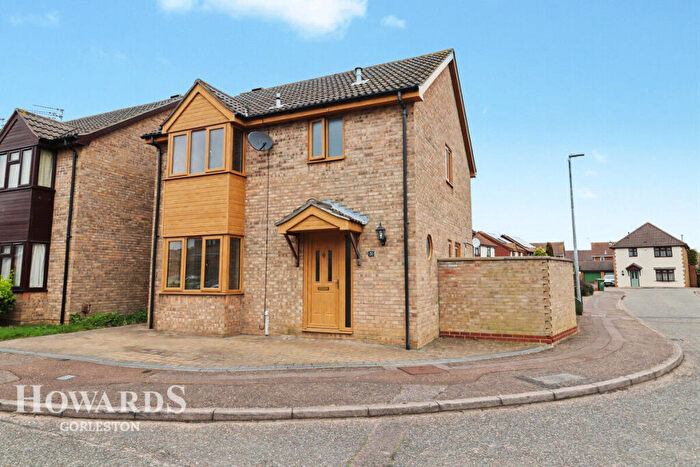 3 Bedroom Detached House For Sale In Cormorant Way, Bradwell, NR31