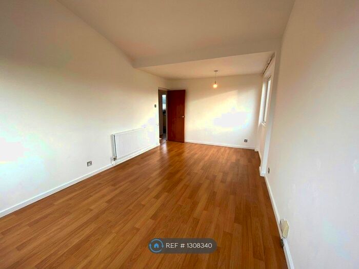 1 Bedroom Flat To Rent In Wellesley Road, Strawberry Hill TW2