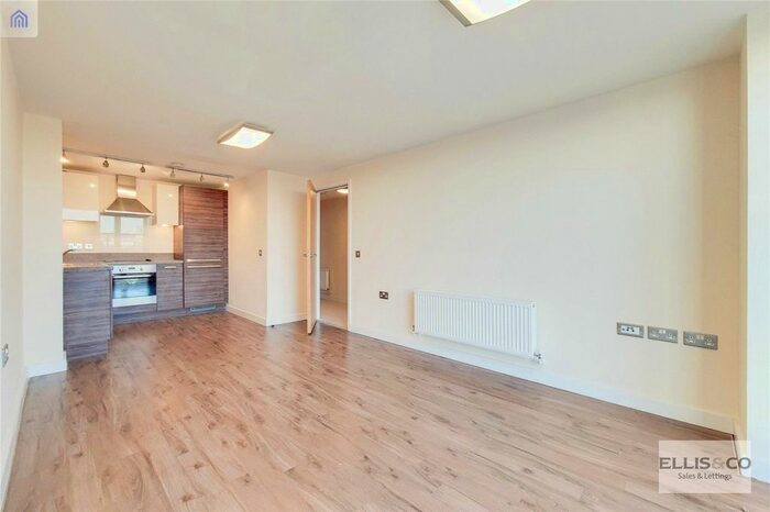 2 Bedroom Flat To Rent In The Green, Southall UB2
