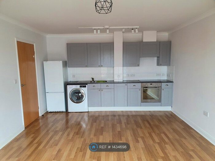 1 Bedroom Flat To Rent In Station Approach, Epsom, KT19