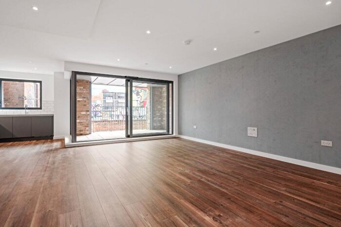 3 Bedroom Apartment To Rent In Wallis Road, London, E9