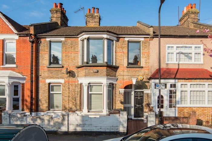 2 Bedroom Apartment To Rent In York Road, Walthamstow, E17