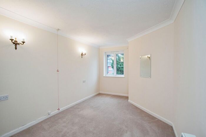 1 Bedroom Flat For Sale In Lower High Street, Watford, WD17